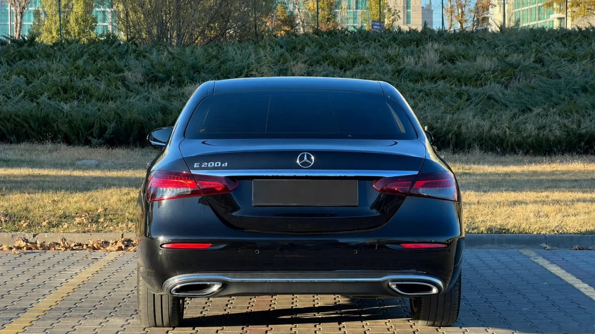 Mercedes-Benz E-Serisi arkadan görünüm