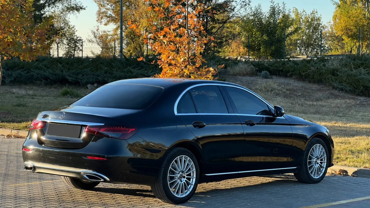 Mercedes-Benz E-Serisi arka çapraz görünüm
