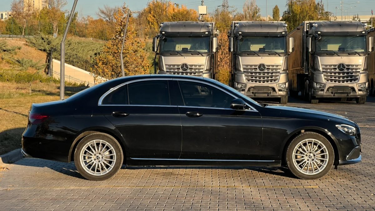 Mercedes-Benz E-Serisi karşı yan profil görünüm