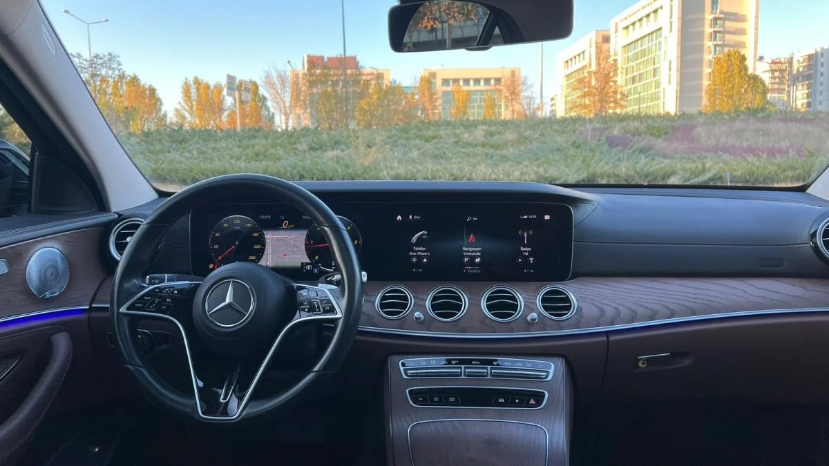Mercedes-Benz E-Serisi dijital sürücü kabini