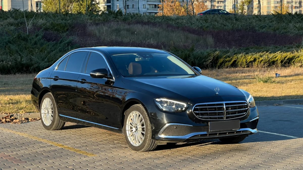 Mercedes-Benz E-Serisi ön çapraz sağ görünüm