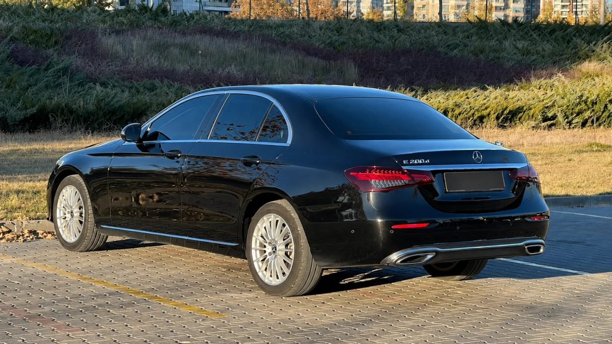 Mercedes-Benz E-Serisi arka çapraz sol görünüm