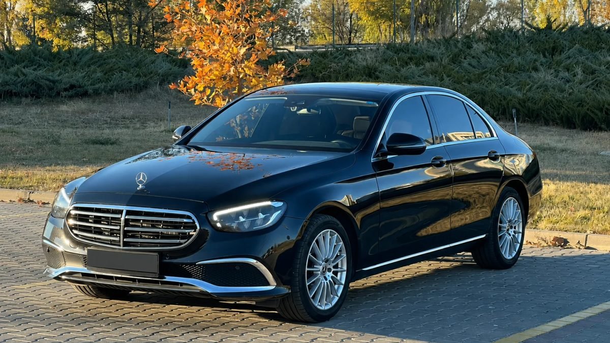 Mercedes-Benz E-Serisi ön çapraz sol görünüm