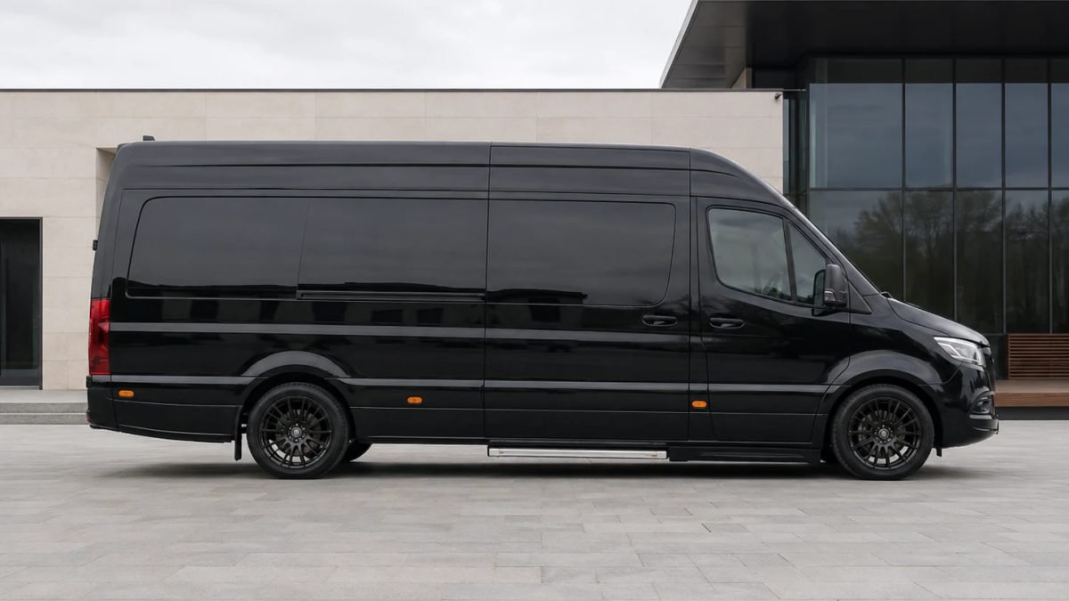 Mercedes-Benz Sprinter VIP yan profil görünümü