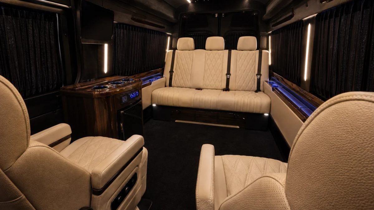 Mercedes-Benz Sprinter VIP arka koltuklu özel yolcu salonu