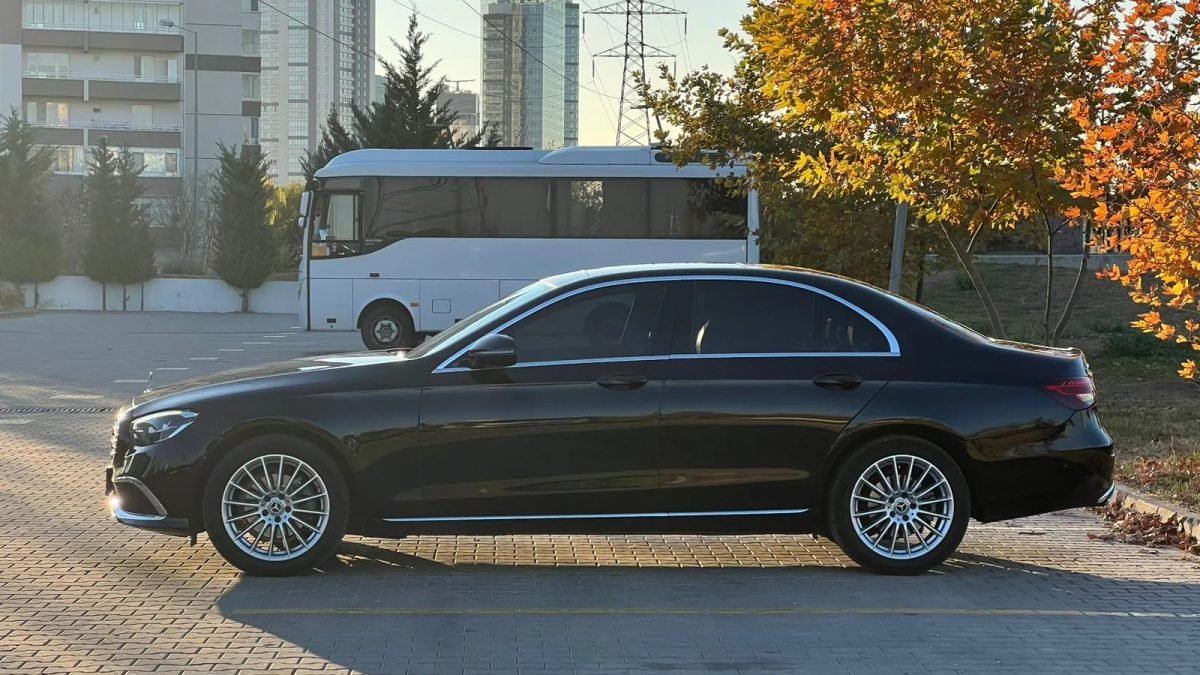 Mercedes-Benz E-Serisi yan profil görünüm